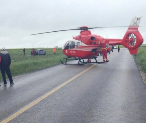 Elicopterul SMURD, solicitat la Tariverde: doi bucureşteni s-au răsturnat cu maşina